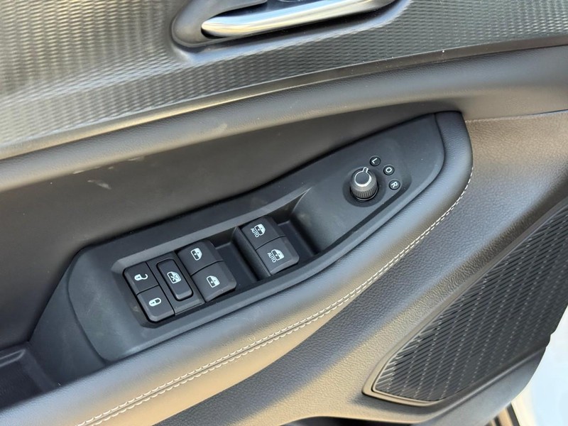 Jeep Grand Cherokee Vehicle Image 16