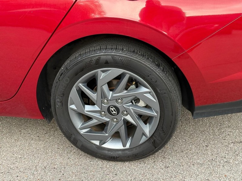 Hyundai Elantra Vehicle Image 05
