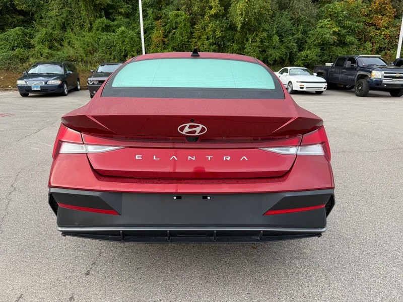 Hyundai Elantra Vehicle Image 08
