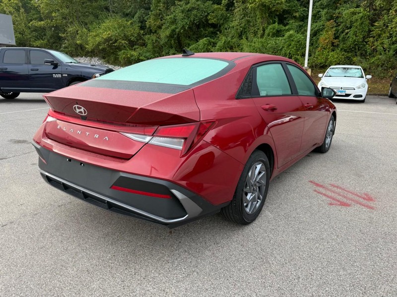 Hyundai Elantra Vehicle Image 09