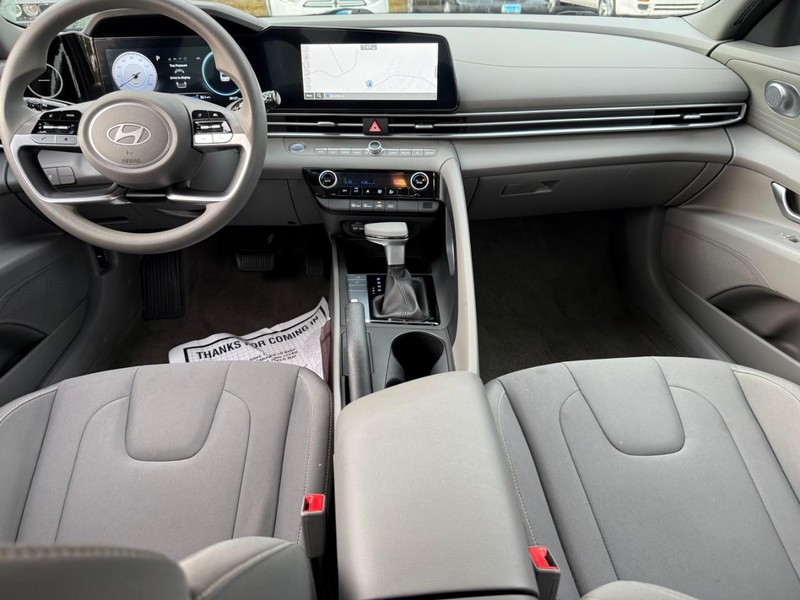 Hyundai Elantra Vehicle Image 14