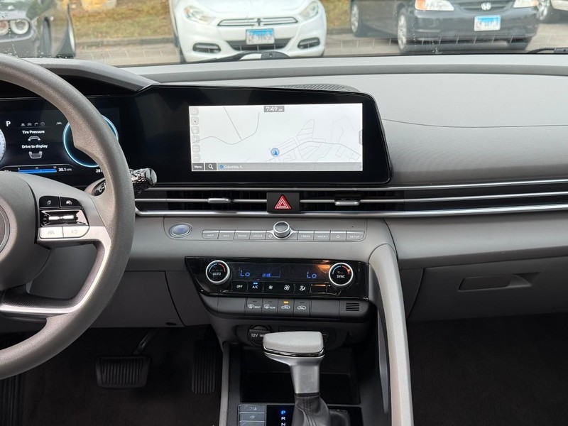 Hyundai Elantra Vehicle Image 16