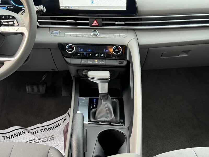 Hyundai Elantra Vehicle Image 17