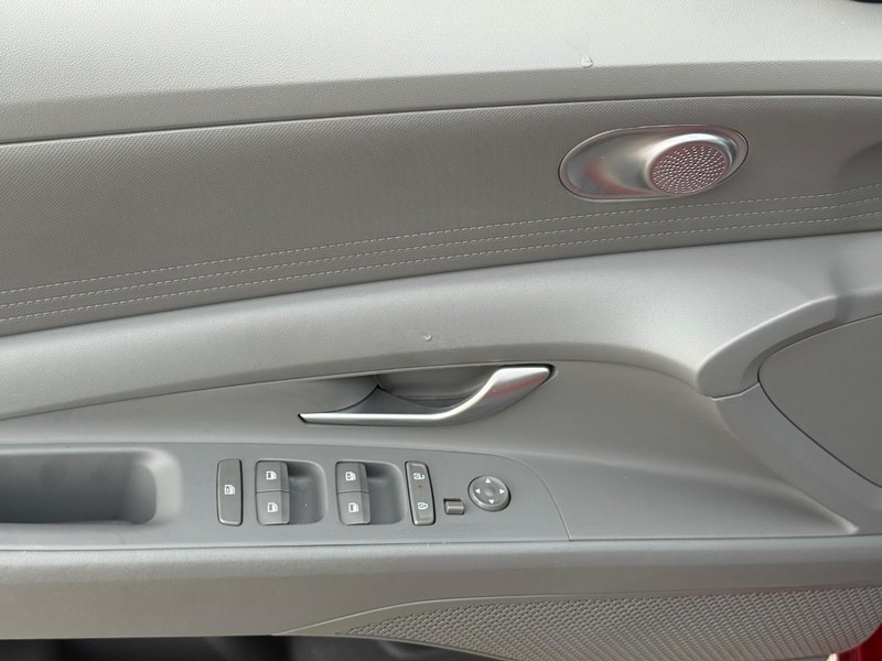 Hyundai Elantra Vehicle Image 18