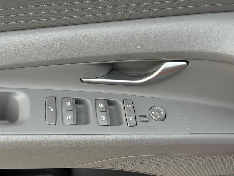 Hyundai Elantra Vehicle Image 19