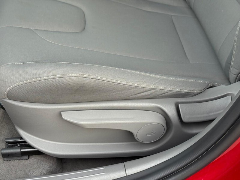 Hyundai Elantra Vehicle Image 21