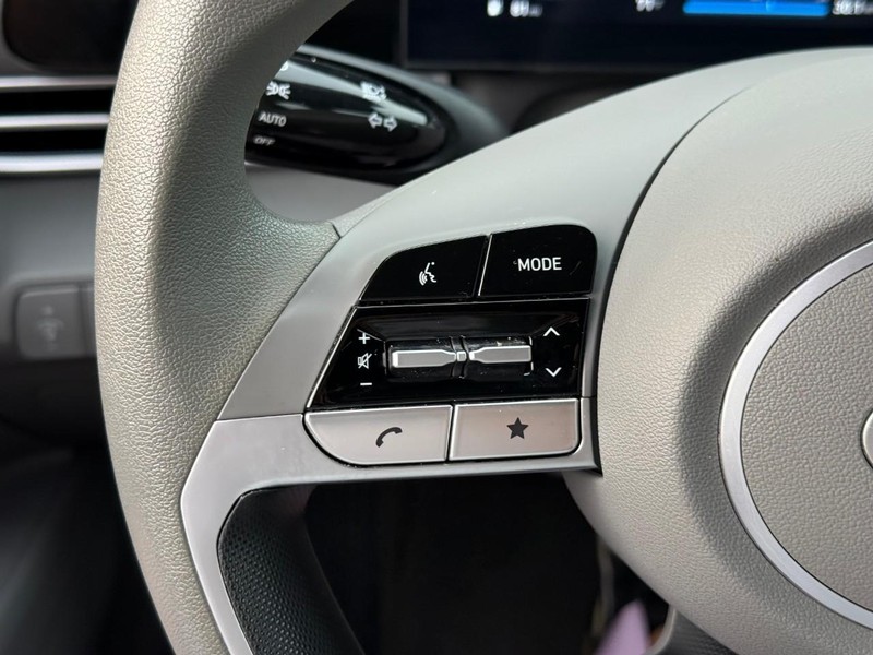 Hyundai Elantra Vehicle Image 22