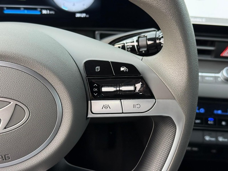 Hyundai Elantra Vehicle Image 23