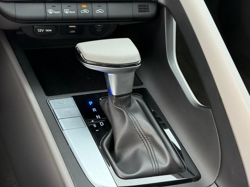 Hyundai Elantra Vehicle Image 24