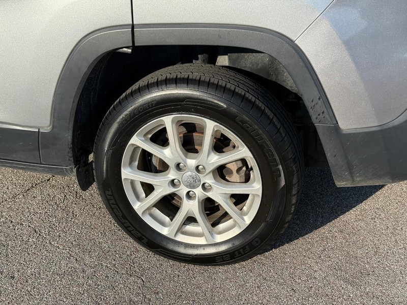 Jeep Cherokee Vehicle Image 05