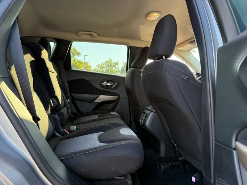 Jeep Cherokee Vehicle Image 14