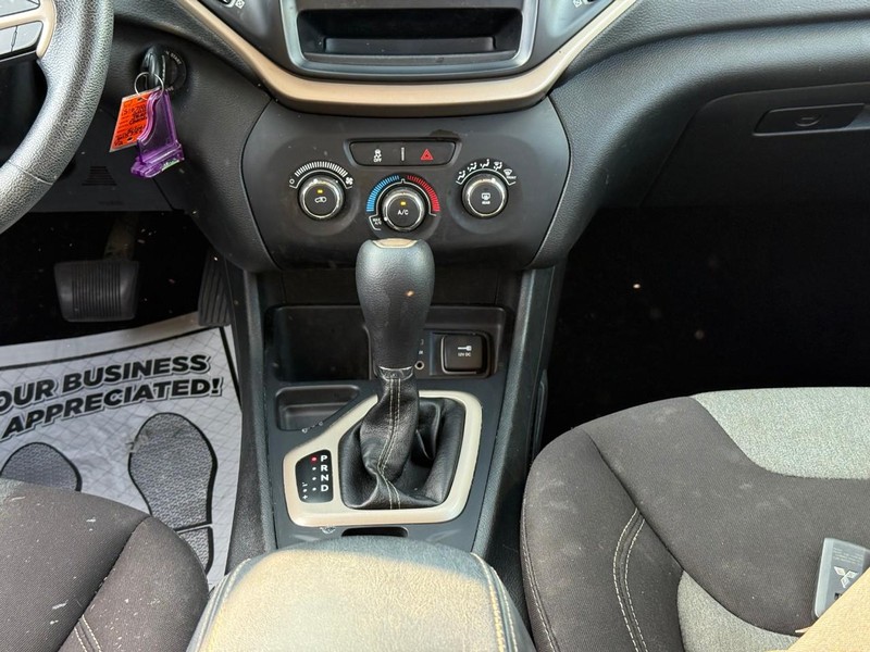 Jeep Cherokee Vehicle Image 18