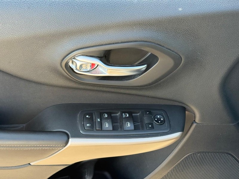 Jeep Cherokee Vehicle Image 19