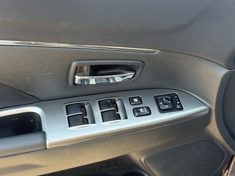 Mitsubishi Outlander Sport Vehicle Image 21