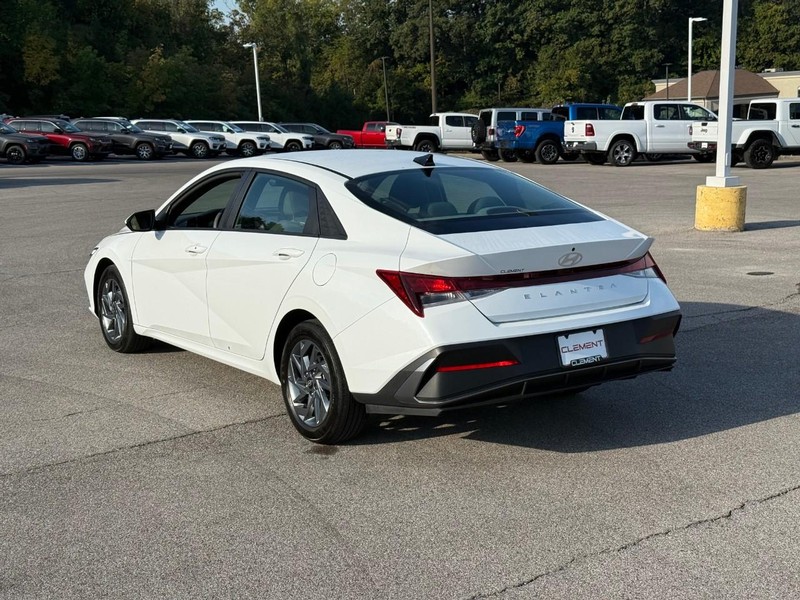Hyundai Elantra Vehicle Image 04
