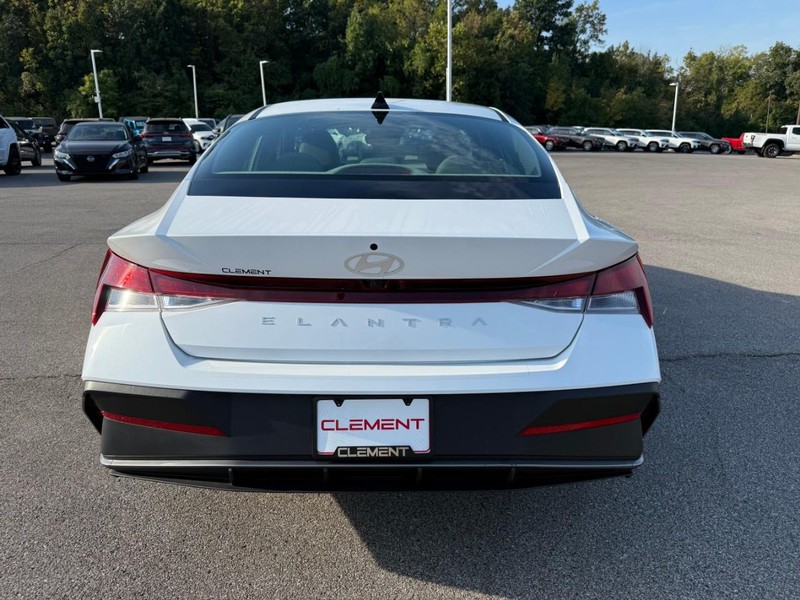Hyundai Elantra Vehicle Image 08