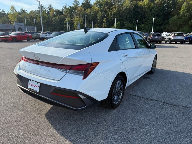 Hyundai Elantra Vehicle Image 09