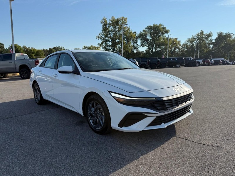 Hyundai Elantra Vehicle Image 11