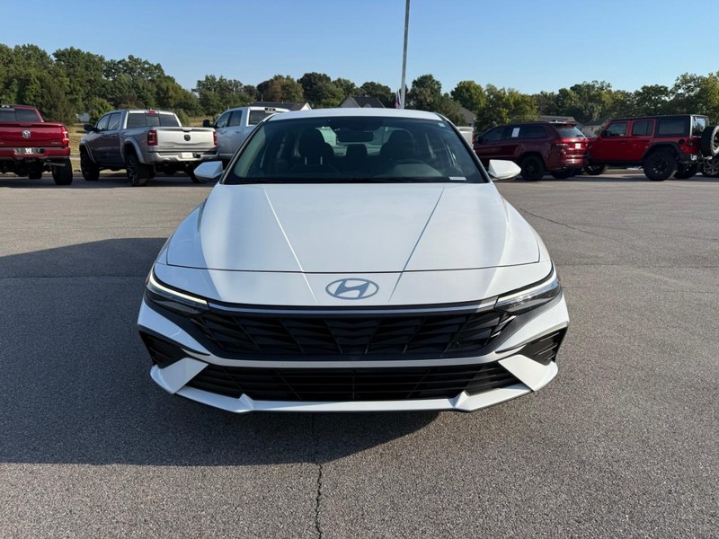 Hyundai Elantra Vehicle Image 12