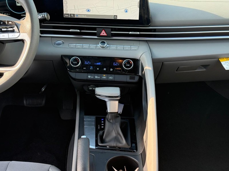 Hyundai Elantra Vehicle Image 17
