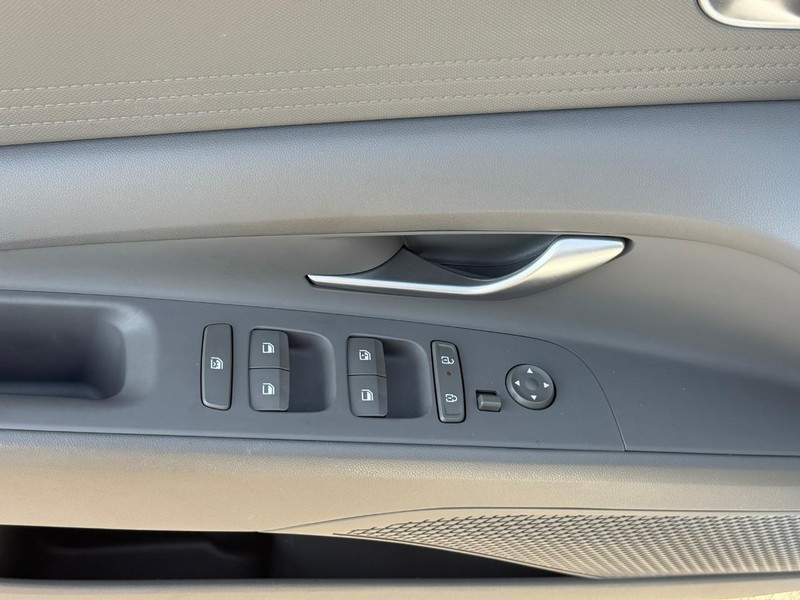 Hyundai Elantra Vehicle Image 18