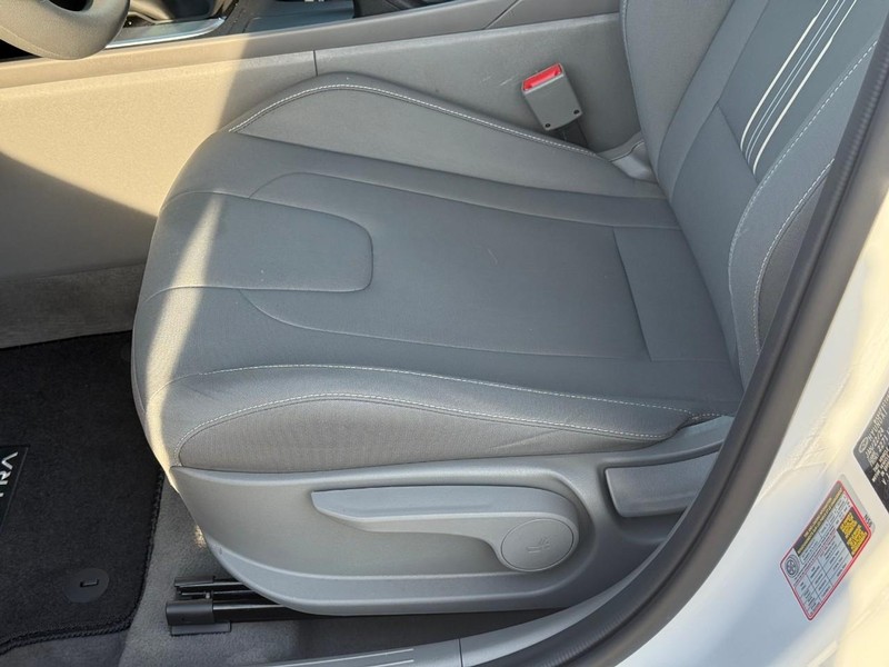 Hyundai Elantra Vehicle Image 19
