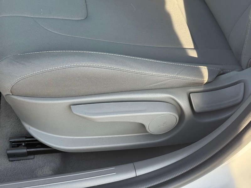 Hyundai Elantra Vehicle Image 20