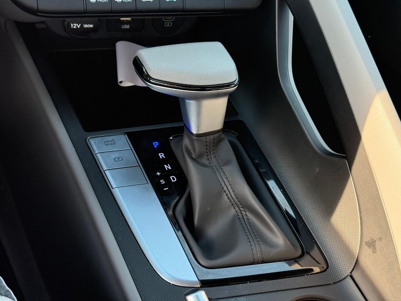 Hyundai Elantra Vehicle Image 23