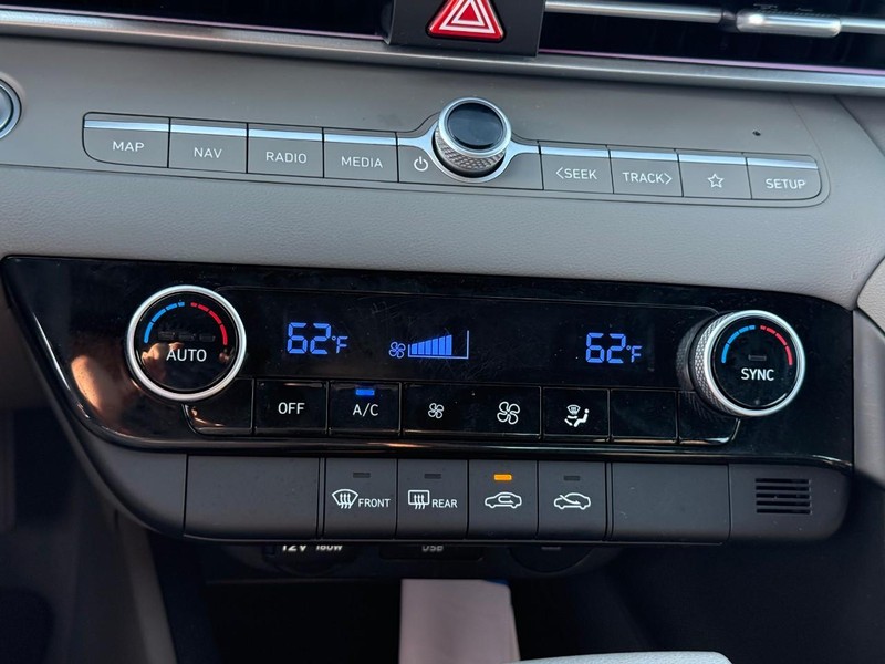 Hyundai Elantra Vehicle Image 24