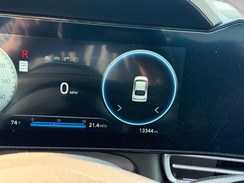 Hyundai Elantra Vehicle Image 25