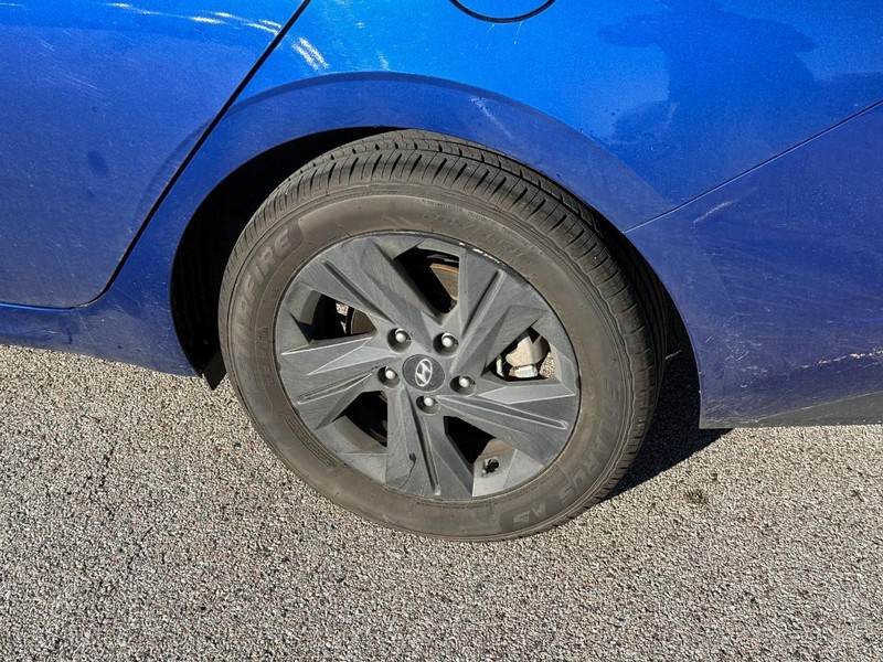 Hyundai Elantra Vehicle Image 05