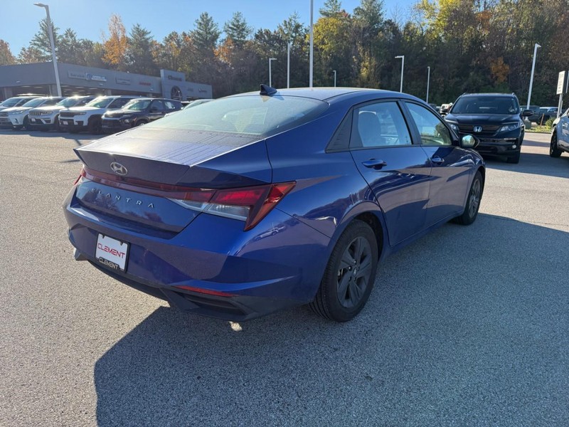Hyundai Elantra Vehicle Image 09