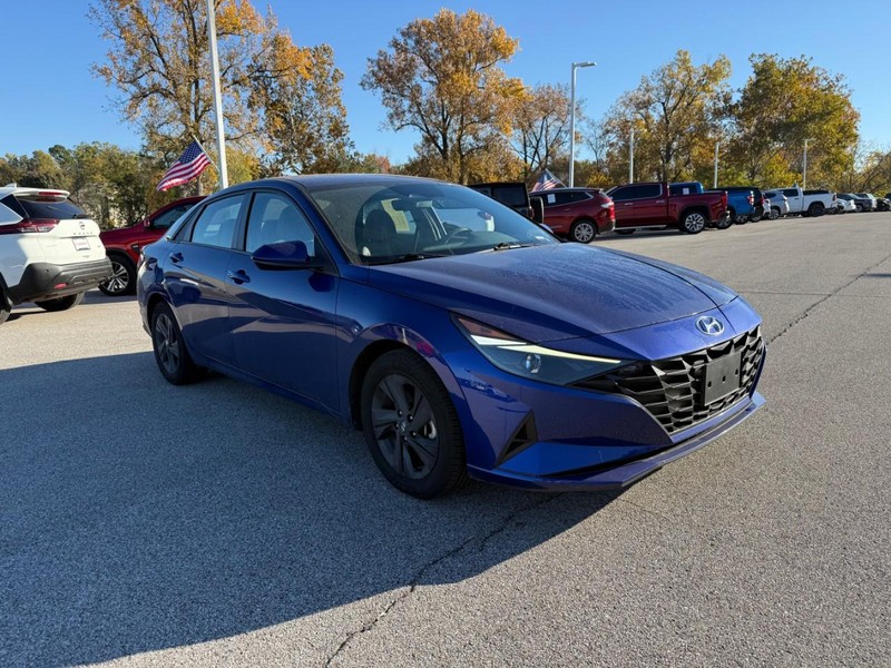 Hyundai Elantra Vehicle Image 11