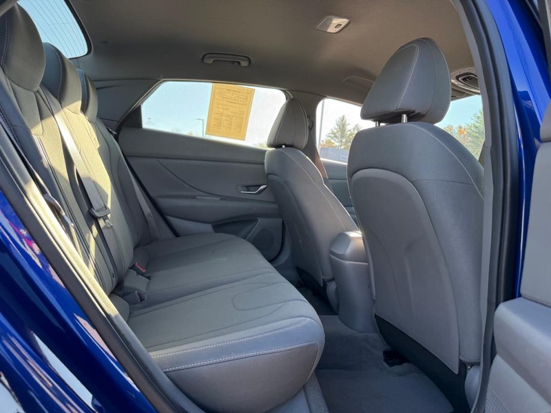 Hyundai Elantra Vehicle Image 12