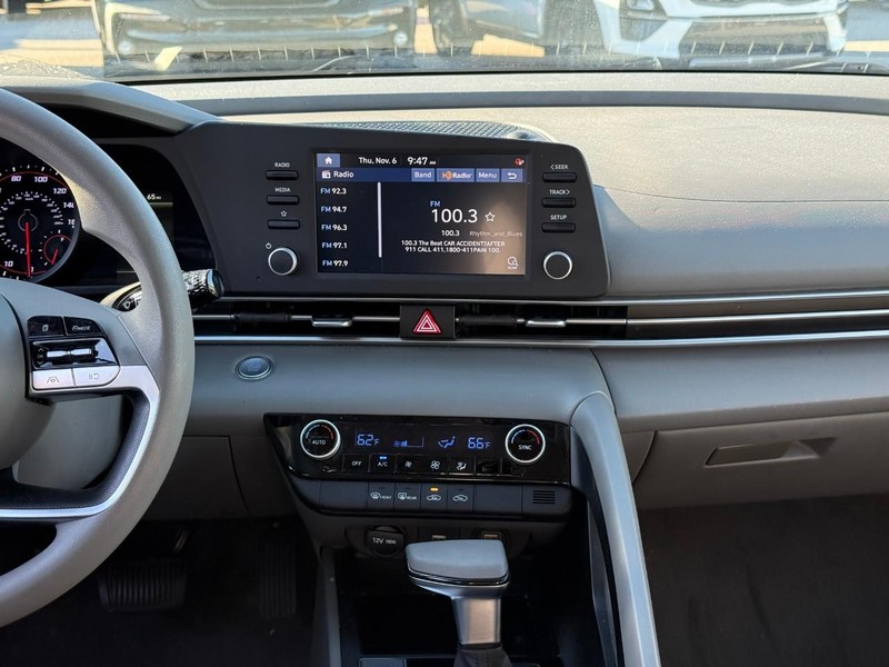 Hyundai Elantra Vehicle Image 15