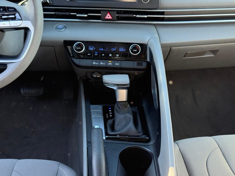 Hyundai Elantra Vehicle Image 16