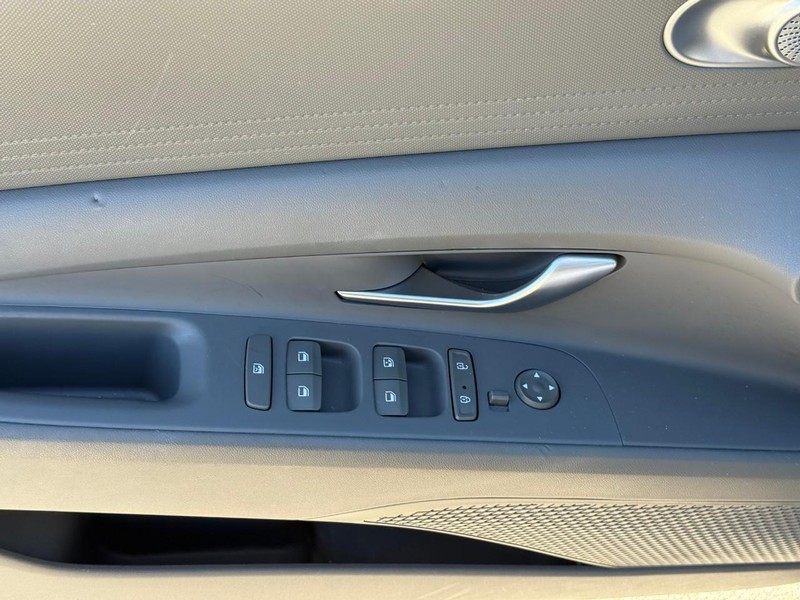 Hyundai Elantra Vehicle Image 17