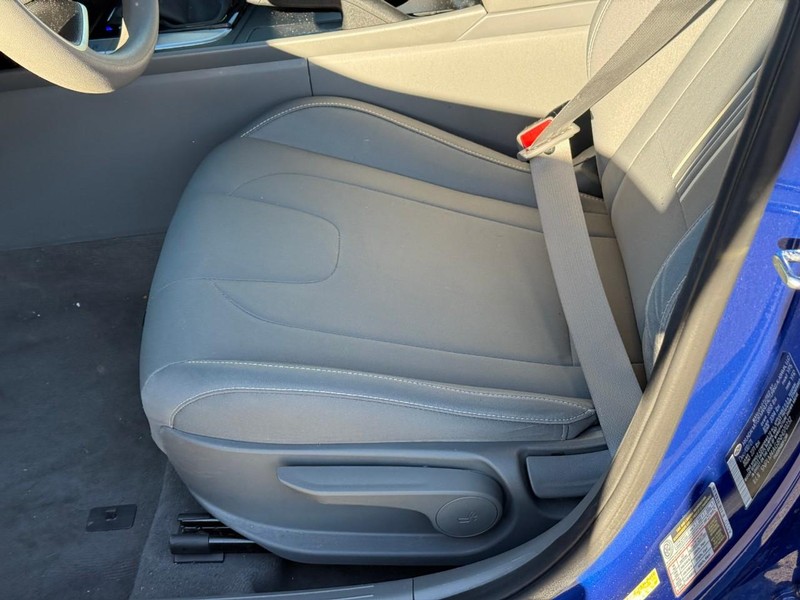 Hyundai Elantra Vehicle Image 18