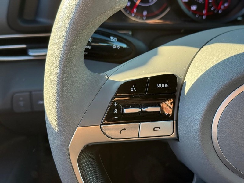 Hyundai Elantra Vehicle Image 20