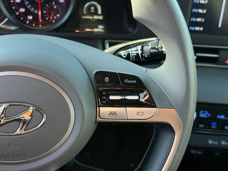 Hyundai Elantra Vehicle Image 21