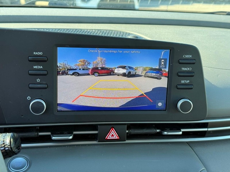 Hyundai Elantra Vehicle Image 25