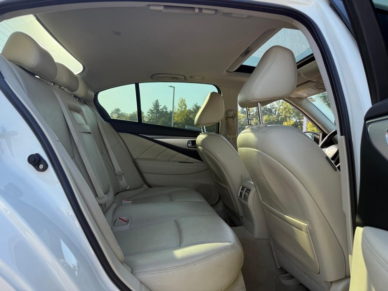 INFINITI Q50 Vehicle Image 12