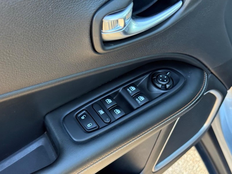 Jeep Compass Vehicle Image 20