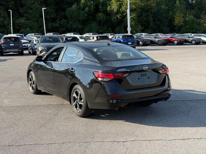 Nissan Sentra Vehicle Image 04