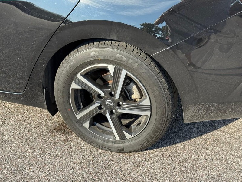 Nissan Sentra Vehicle Image 05