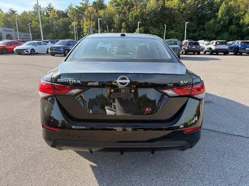 Nissan Sentra Vehicle Image 09