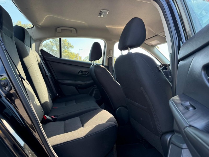 Nissan Sentra Vehicle Image 14