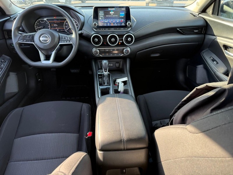 Nissan Sentra Vehicle Image 15