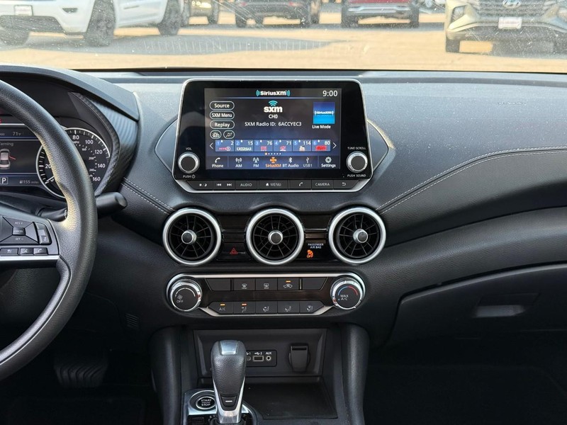Nissan Sentra Vehicle Image 17