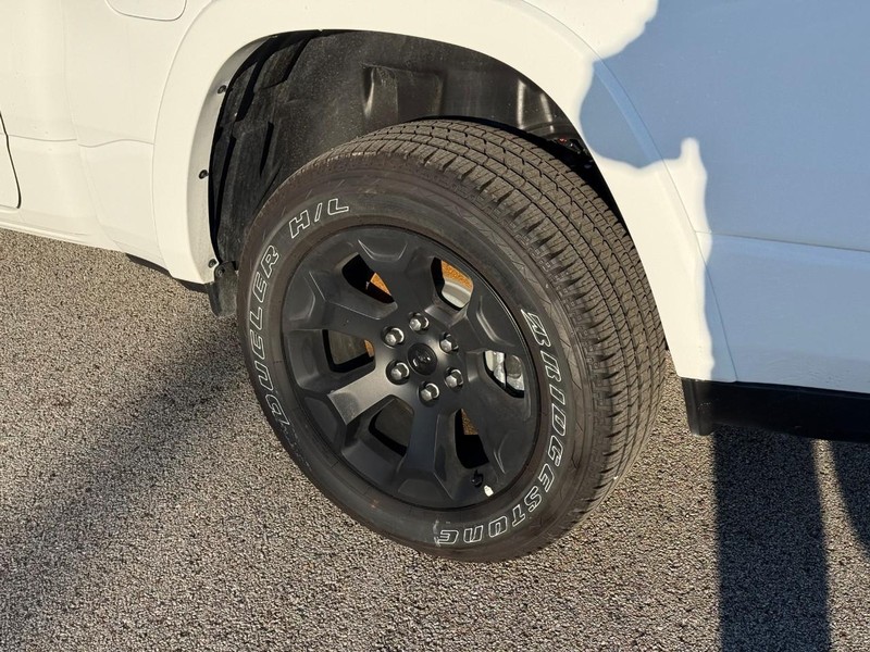 Ram 1500 Vehicle Full-screen Gallery Image 4